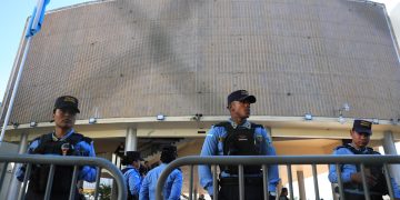 Integrantes de la Policía custodian frente al Congreso Nacional durante una sesión extraordinaria este jueves, en Tegucigalpa (Honduras). / Foto: EFE.