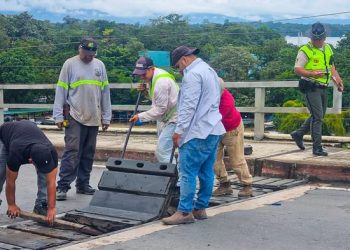 Instalan plancha en junta del puente Río Dulce./Foto: Covial.