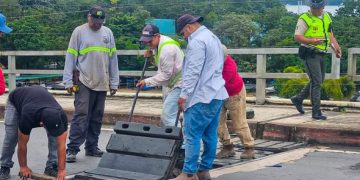 Instalan plancha en junta del puente Río Dulce./Foto: Covial.