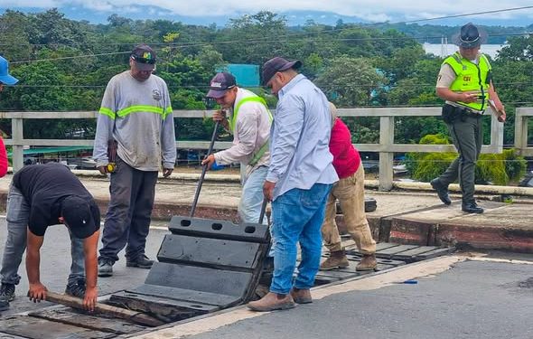 Instalan plancha en junta del puente Río Dulce./Foto: Covial.