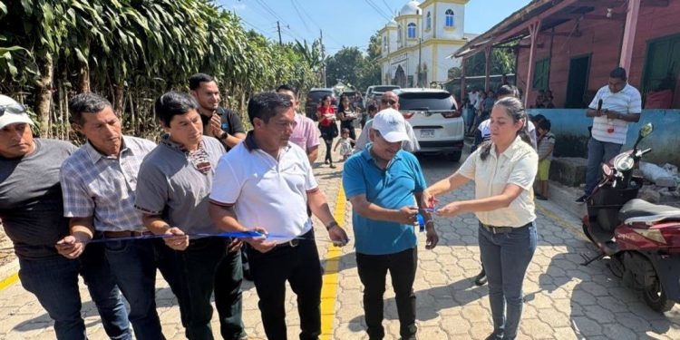Entregan proyecto de adoquinamiento en aldea Barrios I de San António Suchitepéquez