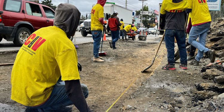 Realizan tareas de bacheo y recuperación de asfalto en Huehuetenango