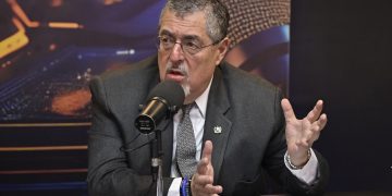 Presidente Bernardo Arévalo en entrevista para Radio Cadena Sonora.
