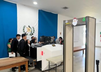 DGAC capacita a personal para uso correcto de escáneres. / Foto: DGAC.