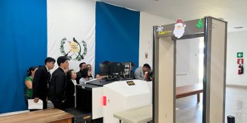 DGAC capacita a personal para uso correcto de escáneres. / Foto: DGAC.