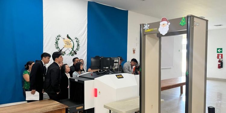 DGAC capacita a personal para uso correcto de escáneres. / Foto: DGAC.