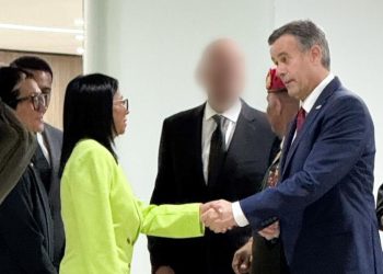 Presidenta encargada de Venezuela, Delcy Rodríguez, con el director de la CIA, John Ratcliffe. / Foto: EFE, CIA.