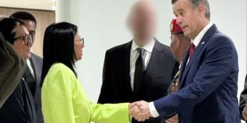 Presidenta encargada de Venezuela, Delcy Rodríguez, con el director de la CIA, John Ratcliffe. / Foto: EFE, CIA.