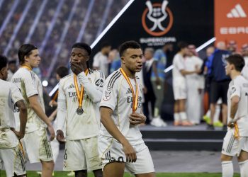 Mbappé vuelve a caer ante el Barcelona en una final