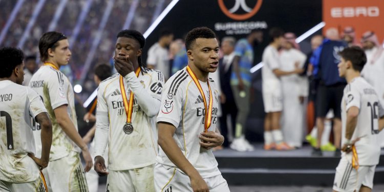 Mbappé vuelve a caer ante el Barcelona en una final