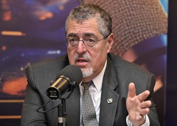 El presidente Bernardo Arévalo, durante entrevista con Radio Sonora, en la que habló sobre el control de las cárceles y el apoyo a las familias que perdieron a sus seres queridos en ataques el domingo.