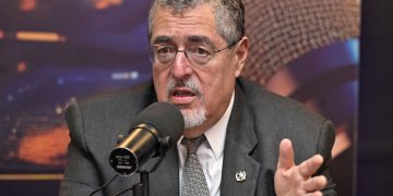 El presidente Bernardo Arévalo, durante entrevista con Radio Sonora, en la que habló sobre el control de las cárceles y el apoyo a las familias que perdieron a sus seres queridos en ataques el domingo.