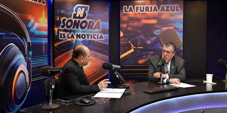 Presidente Bernardo Arévalo en entrevista en Radio Cadena Sonora.