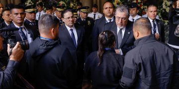 El presidente Bernardo Arévalo entrega bandera a familiares de polícías héroes que cayeron en el cumplimiento del deber.