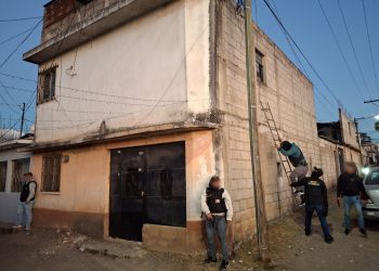 Agentes de la SDIC llevan a cabo allanamiento como parte de la investigación sobre ataques a policías.