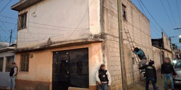 Agentes de la SDIC llevan a cabo allanamiento como parte de la investigación sobre ataques a policías.