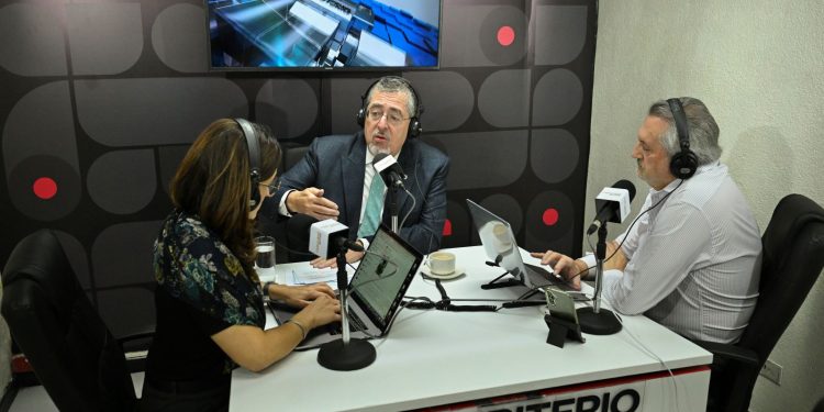 Presiente Bernardo Arévalo en entrevista Con Criterio.