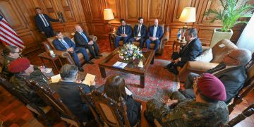 El presidente Bernardo Arévalo, durante su reunión con representantes del gobierno de EE. UU. en el que conversaron de cooperación en seguridad.