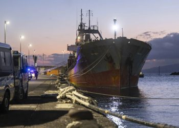 El buque que transportaba tuvo que ser remolcado hasta el puerto de Santa Cruz de Tenerife al quedarse sin combustible.