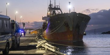 El buque que transportaba tuvo que ser remolcado hasta el puerto de Santa Cruz de Tenerife al quedarse sin combustible.