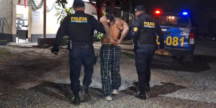 Agentes de la PNC capturaron a alias "Killer", en el progreso, en uno de los operativos que se llevan a cabo en todo el país por el estado de sitio.