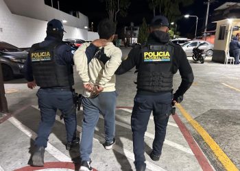Agentes de la PNC conducen a alias "Deyvi", detenido por el secuestro de un hombre en la zona 6 de Mixco.
