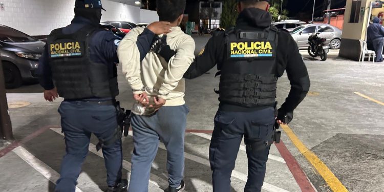 Agentes de la PNC conducen a alias "Deyvi", detenido por el secuestro de un hombre en la zona 6 de Mixco.