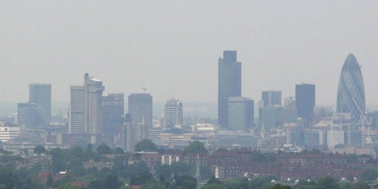 La contaminación ambiental, como la mala calidad del aire, podrían aumentar el riesgo de contraer una esclerosis lateral amiotrófica (ELA).