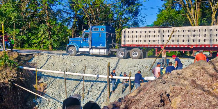 Luego de la colocación de tubería transversal, Covial habilitó el paso por el km 281.3 de la ruta a Petén. /Foto: CIV