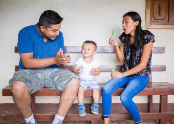 Expertos resaltan la importancia del amor en la crianza de los hijos.