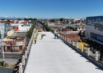Construcción del paso a desnivel de la calzada Roosevelt cerca de terminar./Foto: CIV.