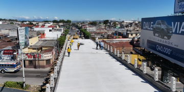 Construcción del paso a desnivel de la calzada Roosevelt cerca de terminar./Foto: CIV.