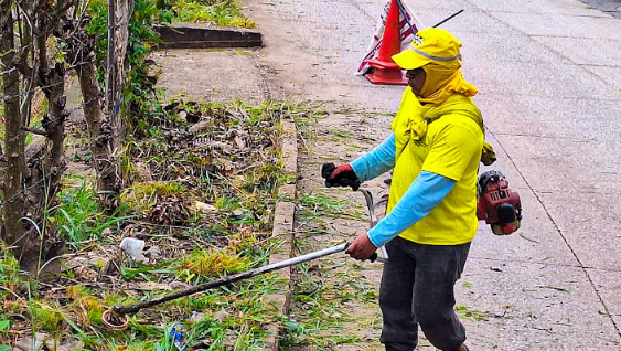 Covial desarrolla labores de limpieza de drenajes en San José del Golfo./Foto: Covial.