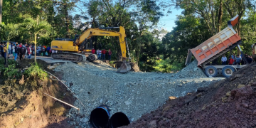 Covial continua con los trabajos en Río Dulce./Foto: Covial.