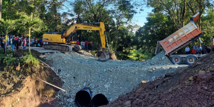 Covial continua con los trabajos en Río Dulce./Foto: Covial.