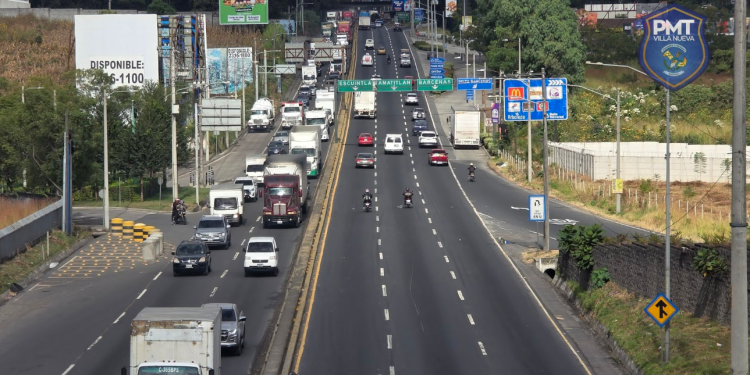 Ante el escenario de congestión vial, es fundamental que los conductores realicen un chequeo preventivo de sus vehículos antes de iniciar cualquier trayecto. / Foto: Transito Villa Nueva.