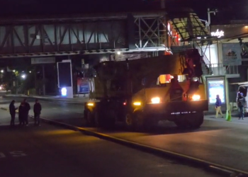 Imagen de los trabajos de desmontaje de la antigua pasarela dañada en la calzada Aguilar Batres. / Foto: PMT Villa Nueva.