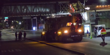 Imagen de los trabajos de desmontaje de la antigua pasarela dañada en la calzada Aguilar Batres. / Foto: PMT Villa Nueva.