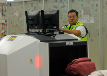 Escáneres de rayos x en el Aeropuerto La Aurora./Foto: Gilber García.