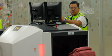 Escáneres de rayos x en el Aeropuerto La Aurora./Foto: Gilber García.