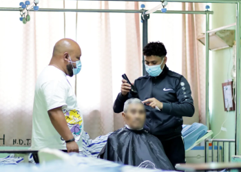 Donan cortes de cabello a pacientes del Hospital de Totonicapán. (Foto: MSPAS)