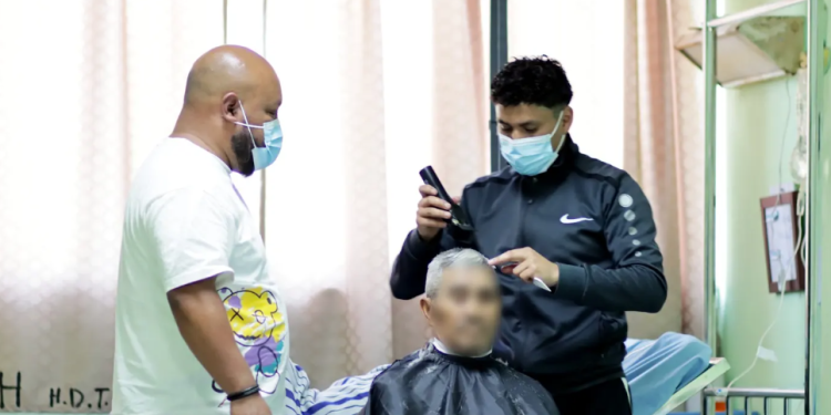 Donan cortes de cabello a pacientes del Hospital de Totonicapán. (Foto: MSPAS)