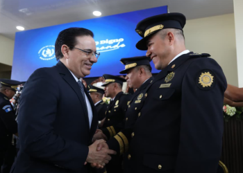 Oficiales ascienden al grado de comisario general de la PNC. / Foto: Mingob.