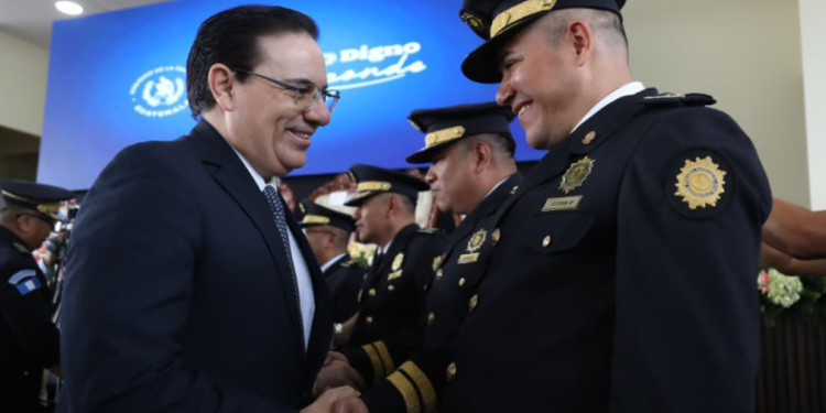 Oficiales ascienden al grado de comisario general de la PNC. / Foto: Mingob.