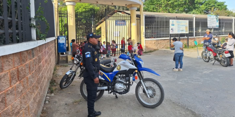 Con la implementación de este plan, la Policía Nacional Civil reafirma su compromiso de garantizar entornos escolares seguros. / Foto: PNC