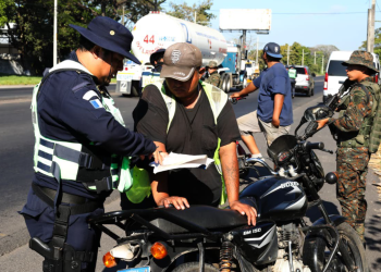 También se efectúan incursiones a pie y en motocicletas en áreas urbanas y rurales de difícil acceso, con el fin de ampliar la cobertura policial. / Foto: Mingob.