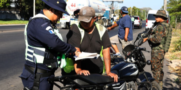 También se efectúan incursiones a pie y en motocicletas en áreas urbanas y rurales de difícil acceso, con el fin de ampliar la cobertura policial. / Foto: Mingob.