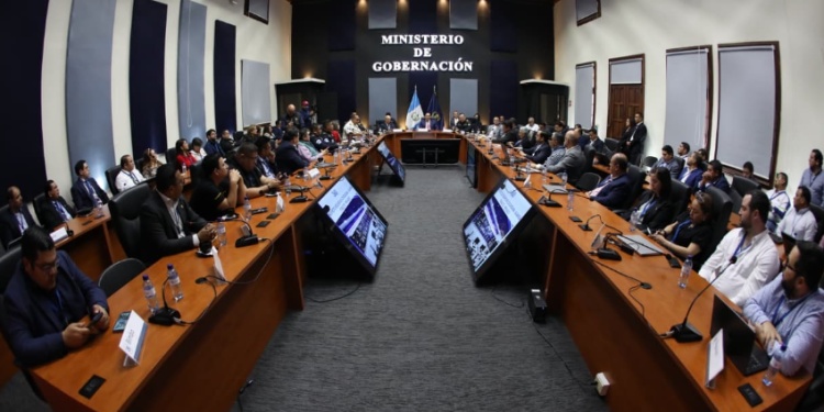 Se desarrolló una reunión de trabajo entre representantes del sector público y privado en el Salón Mayor de la Cartera del Interior. / Foto: Mingob