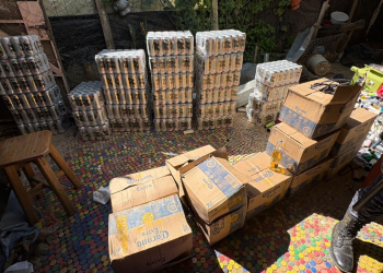 Además del armamento y los dispositivos de comunicación, las autoridades decomisaron varias cajas de cerveza y botellas de licor. / Foto: Sistema Penitenciario