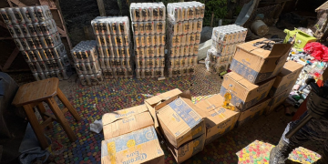 Además del armamento y los dispositivos de comunicación, las autoridades decomisaron varias cajas de cerveza y botellas de licor. / Foto: Sistema Penitenciario